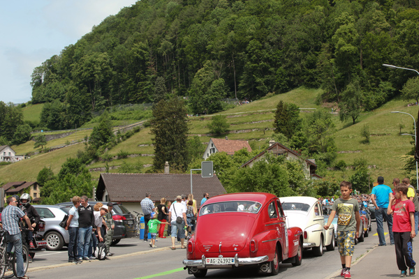 Eindrücke vom Kerenzerberg Revival 2015 - zwei Volvo Renntaxis, oben sieht man den weiteren Verlauf der Strecke