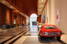 Eindrücke vom Louwman Museum in Den Haag - Der Toyota 2000 GT vertritt die japanischen Fahnen in der Eingangshalle Eindrücke vom Louwman Museum in Den Haag - Der Toyota 2000 GT vertritt die japanischen Fahnen in der Eingangshalle