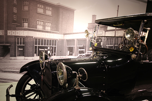 Eindrücke vom Louwman Museum in Den Haag - Dodge vor den historischen 'Kulissen'