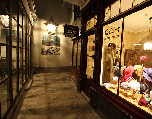 Eindrücke vom Louwman Museum in Den Haag - Eine Gasse zum Durchflanieren -mit Hutgeschäft