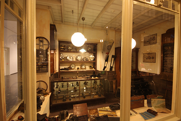 Eindrücke vom Louwman Museum in Den Haag - Wiederaufgebaute Geschäfte und Warenhäuser mit Originalware