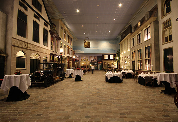Eindrücke vom Louwman Museum in Den Haag - eine Piazza - zum Kaffeetrinken