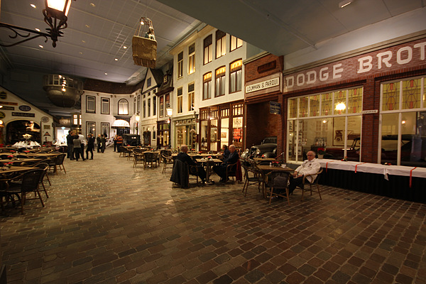 Eindrücke vom Louwman Museum in Den Haag - gemütliches Restaurant im Innern