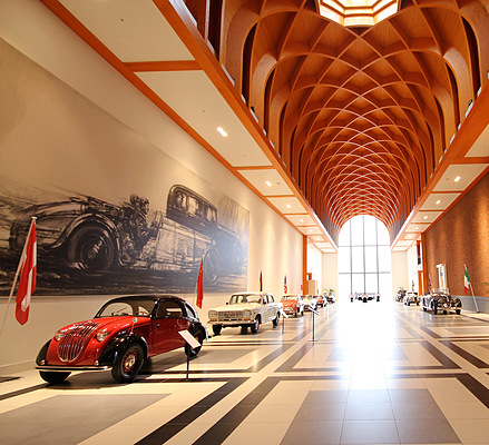 Eindrücke vom Louwman Museum in Den Haag - grosszügige Eingangshalle mit Repräsentationen der meiten wichtigen Autoländer