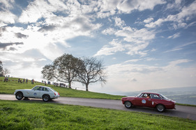 Eindrücke vom Michaelskreuzrennen 2014 - MG B GT vor schnellem Alfa Romeo GTA Eindrücke vom Michaelskreuzrennen 2014 - MG B GT vor schnellem Alfa Romeo GTA