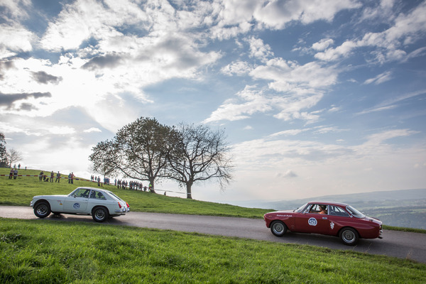 Bild: Eindrücke vom Michaelskreuzrennen 2014 - MG B GT vor schnellem Alfa Romeo GTA