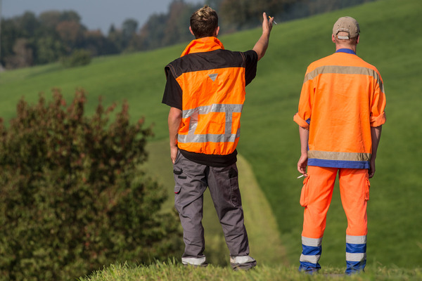Bild: Eindrücke vom Michaelskreuzrennen 2014 - zwei Streckenposten auf der Suche nach einem Motorrad-Kontrollschild - es wurde nicht gefunden und wird wohl im nächsten Frühling am Heck eines Traktors wieder auftauchen ...