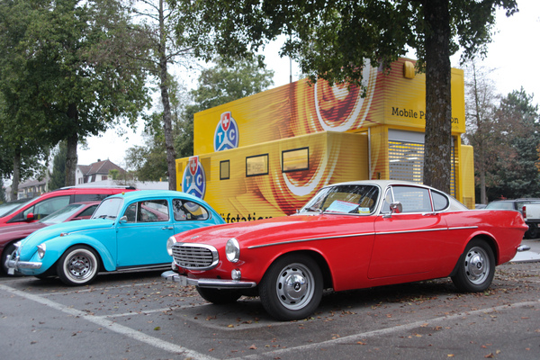 Image: Impressions of OTM Winterthur 2014 - A Volvo P 1800 S parked outside the hall