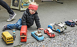 Image: Impressions of the O iO (Oldtimer in Obwalden) meeting - Old car models interest the boy more than full-size classic cars