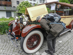 Eindrücke vom Treffen O iO (Oldtimer in Obwalden) - Der Motor des Martini Six wird genau inspiziert
