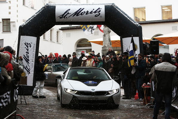 Eindrücke vom Winter-RAID 2015 - einer der raren I8 als Begleitfahrzeug am Start
