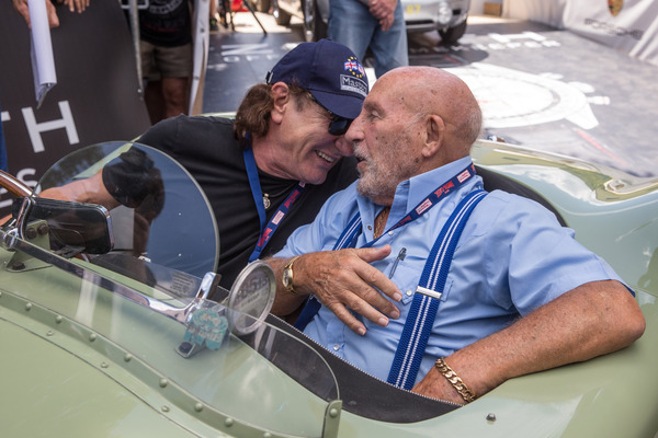 Eindrücke von der 24. Ennstal-Classic 2016 - AC/DC-Sänger Brian Johnson scherzt mit Rennfahrerlegende Sir Stirling Moss