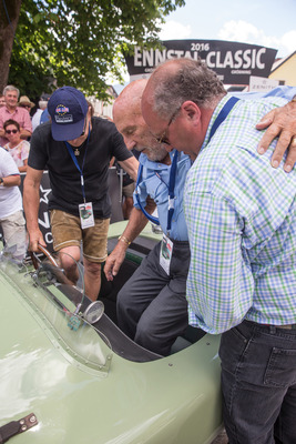 Eindrücke von der 24. Ennstal-Classic 2016 - Brian Johnson und Sir Stirling Moss machen es sich im C-Type bequem