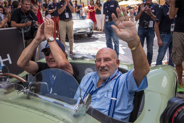 Bild Eindrücke von der 24. Ennstal-Classic 2016 - Brian Johnson und Sir Stirling Moss winken dem Publikum zu
