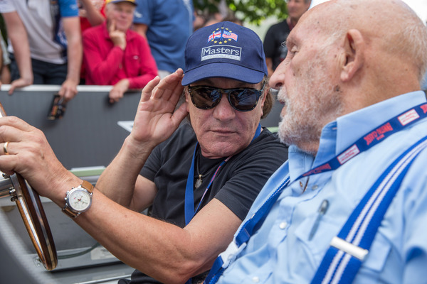 Eindrücke von der 24. Ennstal-Classic 2016 - Lauter Rock ist für das Gehör genauso förderlich wie laute Motoren, scheint Brian Johnson Sir Stirling Moss zu deuten