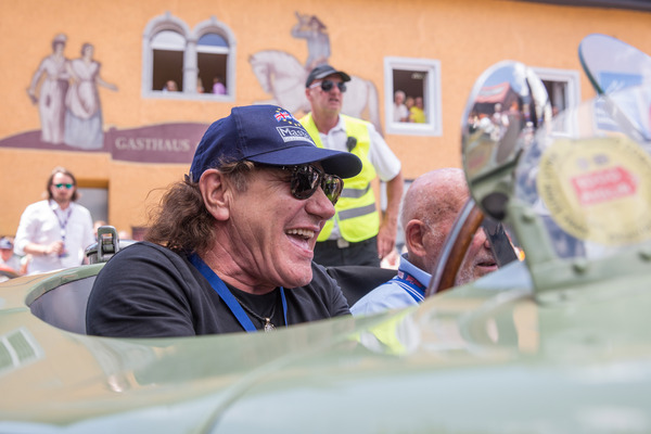 Eindrücke von der 24. Ennstal-Classic 2016 - So, jetzt kann losgefahren werden - Brian Johnson und Sir Stirling Moss im Jaguar C-Type