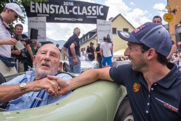 Eindrücke von der 24. Ennstal-Classic 2016 - Vorbild und Fan - Sir Stirling Moss mit Neel Jani