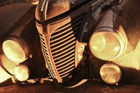 Eindrücke von der Ausstellung der Baillon-Sammlung, dem Jahrhundert-Scheunenfund in der Halle 2.1 der Rétromobile 2015