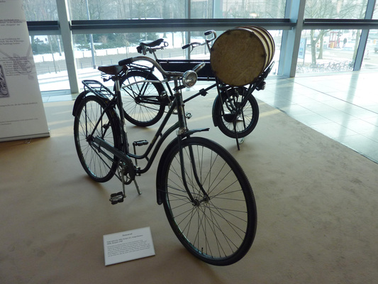 Eindrücke von der Bremen Classic Motorshow 2014 - Damen-Fahrrad aus der DDR aus dem Jahr 1948