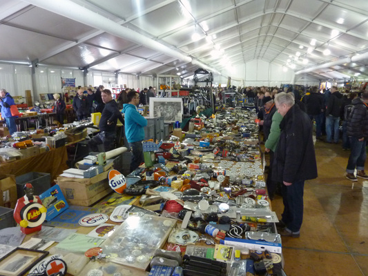 Eindrücke von der Bremen Classic Motorshow 2014 - Teilemarkt in einer mobilen Halle