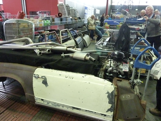 Eindrücke von der Bremen Classic Motorshow 2014 - Türen, Auspuffrohre, etc. im Teilemarkt