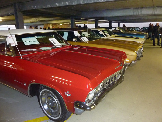 Eindrücke von der Bremen Classic Motorshow 2014 - bunte Schar Amerikaner stehen zum Verkauf