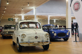 Eindrücke von der Oldtimermesse St. Gallen 2013 - Fiat-Austellung, vorne Fiat 600, rechts Fiat 8V, hinten Fiat 130 Limousine