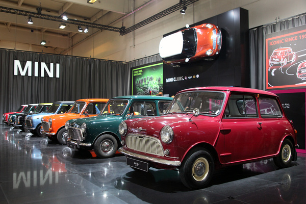 Bild Eindrücke von der Techno Classica 2014 - Die Mini-Parade auf dem BMW-Stand - ganz schön bunt
