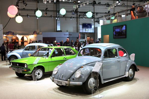 Bild: Eindrücke von der Techno Classica 2014 - Volksautomobile bei Volkswagen - VW Käfer von 1956 und VW Polo von 1977