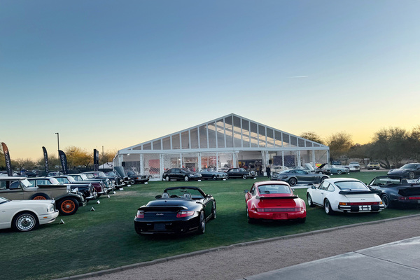 Eindrückliche Aufstellung der Auktionsfahrzeuge unter heiterem Himmel - Bonhams Scottsdale Versteigerung 2025