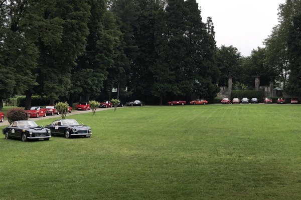 Eindrückliche Aufstellung im Villenpark in Rho - Raduno "Zagato nel Centenario" 2019
