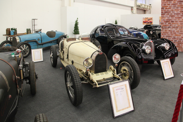 Eindrückliche Bugatti-Sonderschau, leider aber schlecht beleuchtet - IAA Heritage by Motorworld 2019