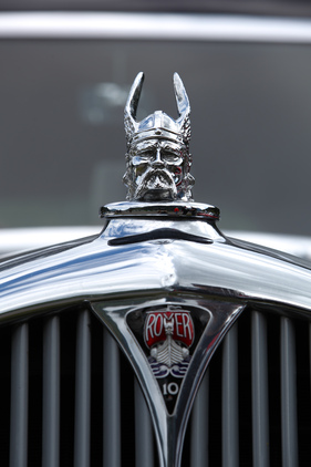 Eindrückliche Kühlerfigur auf dem Rover P2 - 35. British Car Meeting auf dem Flugplatz Mollis