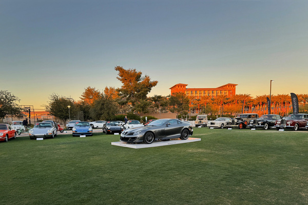 Eindrückliche Kulisse - der Mercedes-Benz SLR von 2006 war das zweitteuerste Auto der Versteigerung - Bonhams Scottsdale Versteigerung 2025