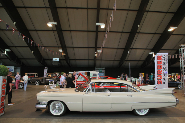 Eindrücklicher Auftritt des 5,7-Meter-Cadillac beim Surber US-Car-Center - Swiss Classic World Luzern 2018