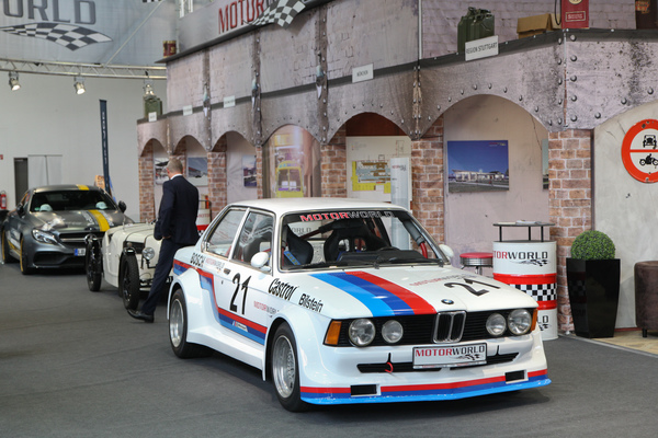 Bild: Eindrücklicher Motorworld-Stand mit einem BMW 3-er-Renntourenwagen - Motorworld Classics Berlin 2016