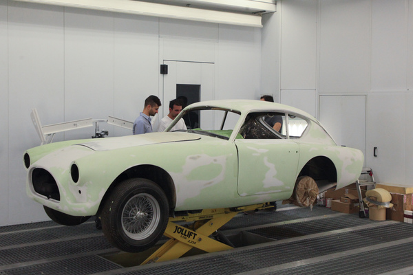 Eine AC Aceca wird hier restauriert - Porsche-Center Schlieren Service & Classic Day 2015