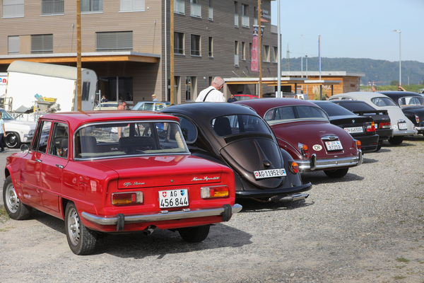 Eine Alfa Romeo Giulia Nova neben einem VW Käfer und einem Jaguar - 6. Lägern Classic 2023
