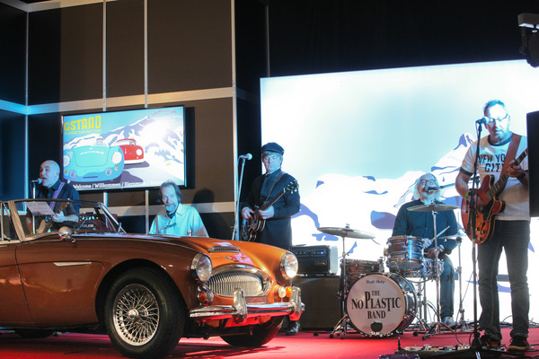 Eine Beatles-Revival-Band stimmte das Publikum auf den Verkauf des ex-John-Lennon-Austin-Healey ein - Versteigerung Oldtimer Galerie Gstaad 2018