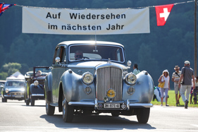 Eine Bentley Limousine kommt an - British Car Meeting in Mollis am 28. August 2016