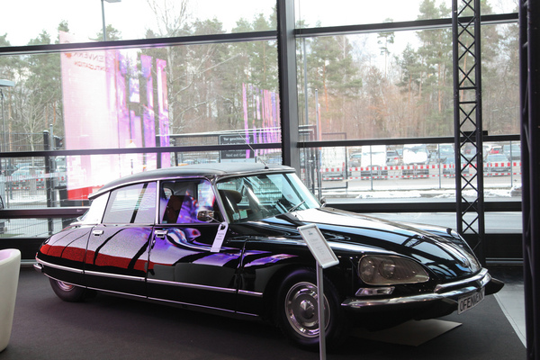 Eine Göttin beim Ofen-Werk - Retro Classics Bavaria 2017 in Nürnberg