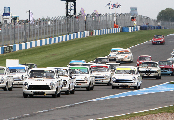 Eine Gruppe U2 Touringwagen am Donington Historic Festival 2014