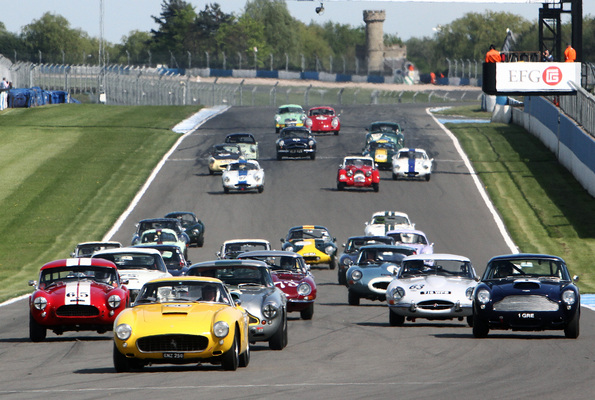 Eine Gruppe von GT 4 Fahrzeugen bis Jg 1963 am Donington Historic Festival 2014