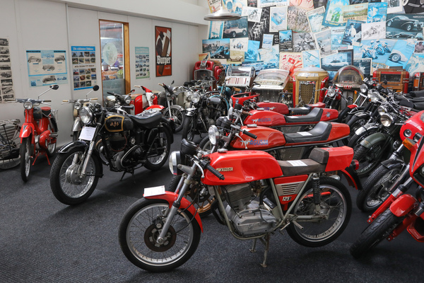 Eine Gruppe von MV Agusta Motorrädern, die versteigert wurden - Versteigerung der Oldtimer Galerie Toffen am 22. März 2025