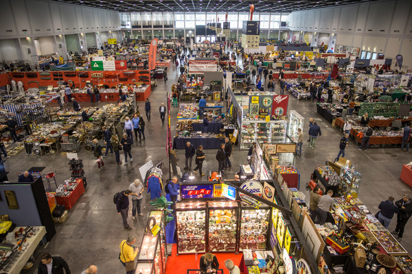 Image: A hall full of parts and accessories - Auto e Moto d'Epoca in Padua 2017