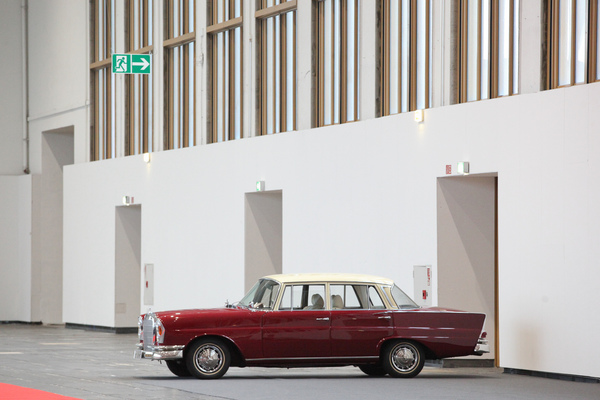 Eine Heckflosse von Mercedes-Benz hofft auf einen Käufer - Motorworld Classics Berlin 2019