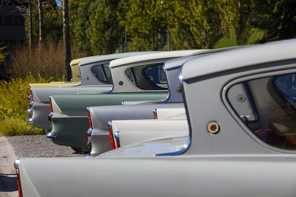 Eine Horde Ford Anglia (fast) in Reih und Glied - British Car Meeting Motorworld Kemptthal 2025