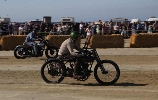 Eine Indian Chief (1936) behauptet sich gegen ihren Motorradgegner am Römö Motorfestival 2016