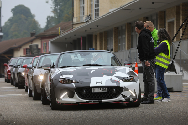 Eine Mazda MX-5-Kolonne fährt ein - Japanese Car Meeting Kemptthal 2025