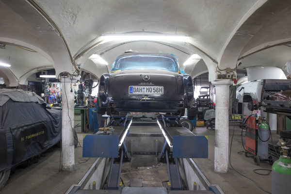Eine Mercedes 220 S Limousine auf der Hebebühne - Einblicke in die Arbeit der Ponton-Manufaktur